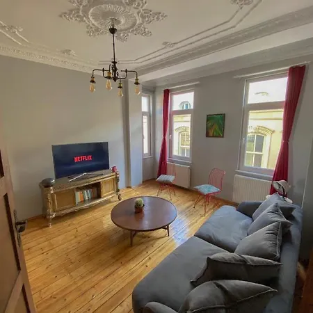 Gigi's Historic Flat With A Sea View In Galata