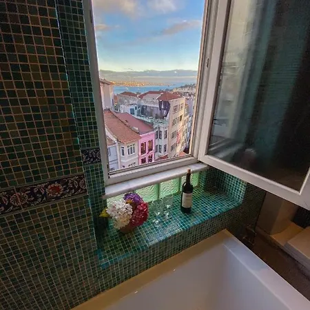 Gigi's Historic Flat With A Sea View In Galata *